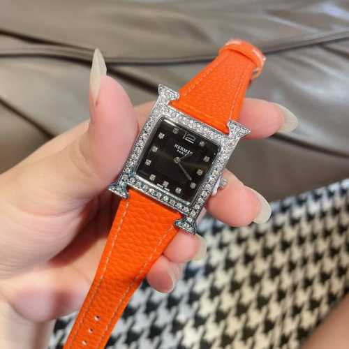 时尚单品 实拍 Hermes 爱马仕 Heure H系列 钻壳 ，亮丽的颜色表带环绕独特的“H”型表壳，钻石珍珠贝母表盘 石英机芯 26Mm 6726#