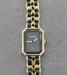 不愧是方糖 怎么看 怎么爱 时尚果然是个轮回！感觉这款小香的黑金方糖 八角形的轮廓 简约的设计理念 不管再过多久还是很吸引人#女士手表 #浪漫生活的记录者 #女