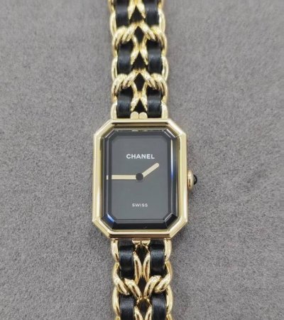 不愧是方糖 怎么看 怎么爱 时尚果然是个轮回！感觉这款小香的黑金方糖 八角形的轮廓 简约的设计理念 不管再过多久还是很吸引人#女士手表 #浪漫生活的记录者 #女