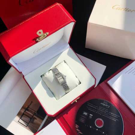 卡地亚 Panthère De Cartier 猎豹系列腕表。流畅的线条柔软服帖于腕间，举手投足中流露与生俱来的优雅风范。外表柔软，内心强大且进取，这种复杂的个 - 点击图像关闭