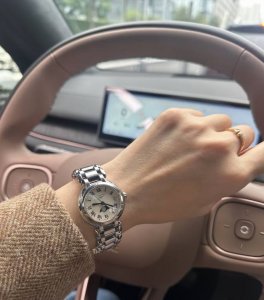 救命呀,越戴越爱的浪琴心月! 能有一款一直佩戴都不闲孽的表款,那一定是浪琴的心月表款,真的不分季节不分穿搭的万元女表,超爱#成都银泰中心In99 #浪琴Long 救命呀,越戴越爱的浪琴心月! 能有一款一直佩戴都不闲孽的表款,那一定是浪琴的心月表款,真的不分季节不分穿搭的万元女表,超爱#成都银泰中心In99 #浪琴Long