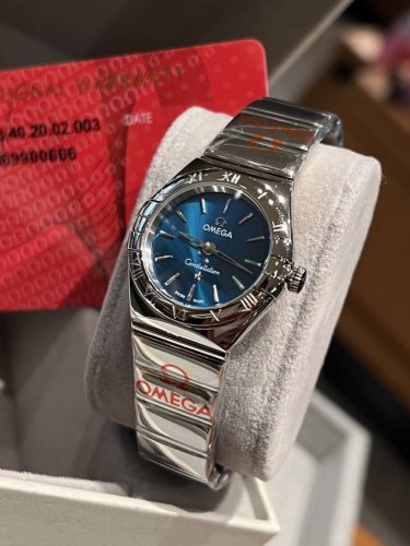 白 金 钻20 新款高版本高光亮壳套款到货啦！三码合一 Omega星座系列最新腕表]集经典传承与现代美学于一身，表壳和表带均经过抛工艺光处理，上手效果非常闪亮