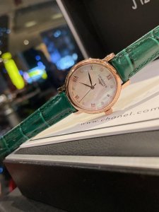 浪琴白 金 钻30 最新气质女表 搭载原装进口石英机芯，贝表盘，水晶彩钻精致雅典，闪亮而不单调，316精钢表壳 ，直径32Mm 厚度8Mm 典雅气质，魅力绽放