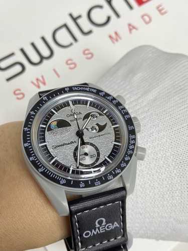 Swatch联名 一体壳 系列 性超高。认准细节品质！ Swatch斯沃琪联名款 钢灰色手表，黑色 Velcro 表带，栩栩如生地体现月亮的气质。所有指针和测速