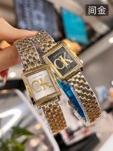 卡尔文 莱恩Calvin Klein Ck 时尚的表壳设计，风格简约，配以流行的手镯形表链，大方百搭，完美结合了Ck手表在无数女性的心中留下了不可磨灭的印象！！