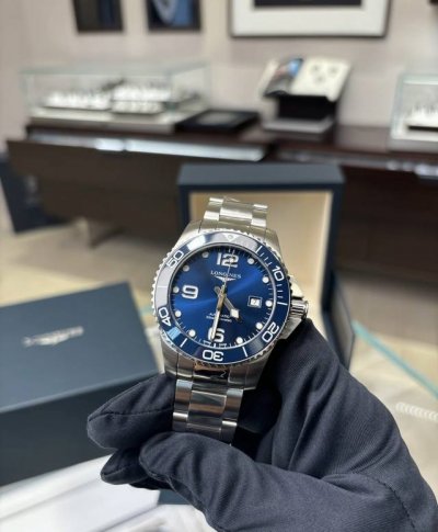 超强夜光，官网同步明星产品 专为追求卓越品质和拥有优雅态度的品味人士设计 康卡斯潜水系列。 采用全新全新进口机零故障精准走时性能稳定 表壳采用高科技材质历久弥新