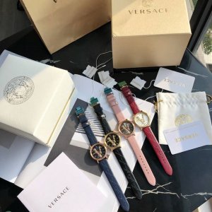 原盒:50 原厂正单！范思哲versace新款独家上线 表盘内金色v字展现夺目光彩 ，带着坚定无畏的意志 闪耀自信力量 巴洛克花纹精美典雅v字指针时标 令复古图