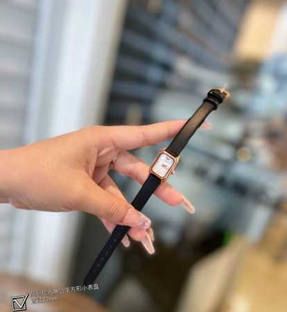 最新阿玛尼方形小表盘手表+阿玛尼人鱼公主，上手也太漂亮了，这是什么神仙设计啊，给设计师加分，美上天际了。表盘直径22Mm，表盘厚度5Mm，表耳宽度10Mm，表带 - 点击图像关闭