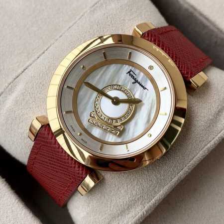 原盒:80 带全套包装！菲拉格慕fq4石英女表，保真！表径~37Mm，30米生活防水，防炫目蓝宝石玻璃，绝美表盘内“Gancino”标志可旋转，隐藏式把头设计， - 点击图像关闭