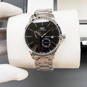 白 金 万国-Iwc精品男士腕表 ，技艺精湛，独具匠心，尊贵大气，绅士风范。采用全自动机械机芯，顶级316精钢表壳表带，矿物质超强镜面，尺寸42Mm