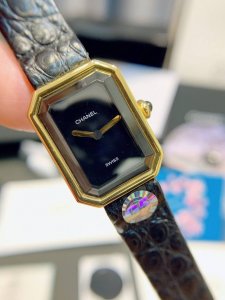同价 独家实拍，认准品质与细节 原装1:1复刻 香奈儿 Chanel黑金方糖腕表，这款诞生于1987年，所以这款表也叫“1987‘’。 这款表是coco邀请好莱