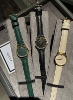 Gucci 古驰G-Timeless系列，配有精致的凹刻 皮表带和表面，表框是金色，拍起来有点亮哈，12点处是Gucci家的经典小蜜蜂金色表壳与米白色百搭又气质