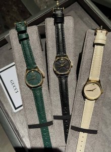 Gucci 古驰G-Timeless系列，配有精致的凹刻 皮表带和表面，表框是金色，拍起来有点亮哈，12点处是Gucci家的经典小蜜蜂金色表壳与米白色百搭又气质