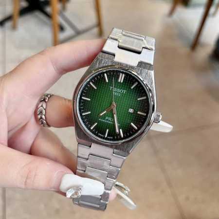 天梭Prx超级玩家最新 机械走时 款式 摩登前卫，玩转新经典。以当代设计栓释经典，垂直拉丝和抛光处理相结合的工艺令全新Prx系列腕表质感更显柔和流线设计，舒适贴 - 点击图像关闭