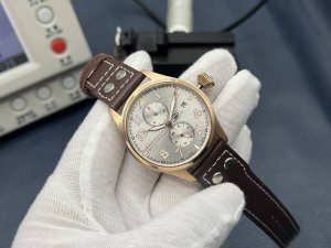 iws Factory2025新品 颜值巅峰 Iwc旗下最耀眼的明星，万国长动能月相专家， 全新飞行员系列Iw51584透底腕表。 1 表壳 316L精钢表壳，