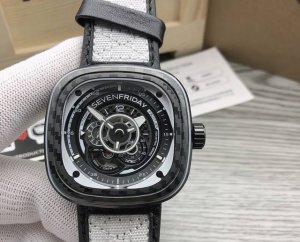 Sevenfriday音乐腕表完美平衡了时尚与功能。不仅外观设计出众，走时精准度也很令人满意。金棕色表盘时尚百搭，硅胶表带舒适耐用。是一款既好看又实用的日常配饰