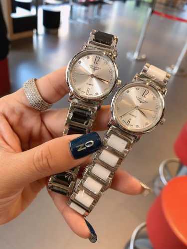 陶瓷白 金 浪琴-Longines 简约大气女款 进口石英机芯 矿物质玻璃镜面 316L精钢表壳 直径28Mm厚8Mm 该款腕表备受女性喜爱，在不同的场合映耀着