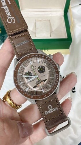 Swatch联名 一体壳 系列 性价比超高。认准细节品质！ Swatch斯沃琪联名款 钢灰色手表，黑色 Velcro 表带，栩栩如生地体现月亮的气质。所有指针和