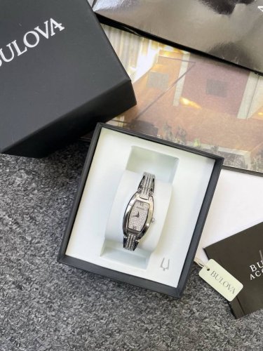 Bulova宝路华水晶女士腕表 宝丽时酒桶型水晶腕表 96L235 酒桶造型灵感来自20世纪初经典设计 复古又时髦 适合正式场合或礼服搭配 细腻的水钻蕴含闪耀魅