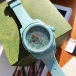 古驰 Gucci新款新款，Gucci Dive 系列腕表全新亮相，以潜水表为设计灵感，蜜蜂、星星 等元素点缀透明表盘，唤起本真记忆。 在可持续工艺的加持下，这款