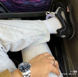 浪琴-Longines 康卡斯潜水系列经典男士机械 浪琴中的水鬼 防水达200米 表径~41Mm 腕表使用精钢表壳 表盘镶嵌阿拉伯数字和时标 Sur-Lumin