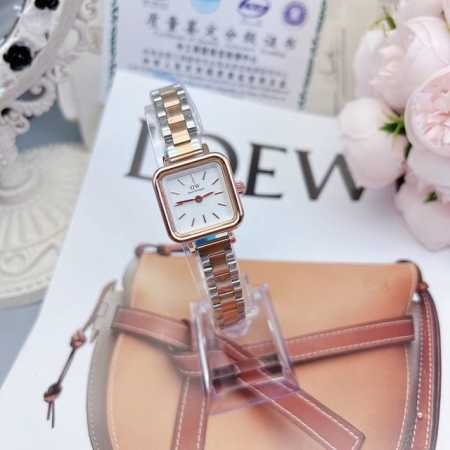 Dw 新品低调奢华女款古董表，小方表 石英机芯，合金材质与白金电镀，整体质感和气质都变了，精致感upup搭配小巧壳形，上手效果完美！尺寸28Mm双按扣 - 点击图像关闭