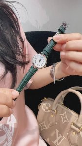 白 玫瑰金 钻+50皮钢同价 天梭2021最新款 最新款 最新款 嘉丽系列 T126.010瑞士石英女表 ！灵感于古罗马建筑，因其小巧迷人，也被爱称为“小美人”