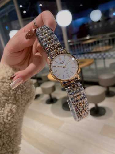 白 金 钢带20 新款浪琴-Longines简约大气女款 进口石英机芯 矿物质玻璃镜面 316L精钢表壳 直径30Mm厚8Mm 该款腕表备受女性喜爱，在不同的场