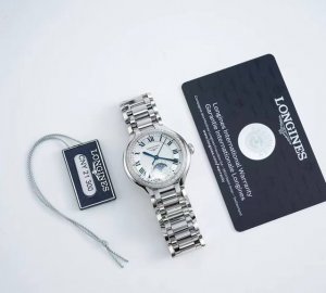 浪琴心月星辰腕表 璀璨星辰，腕间永恒 让每个抬手都是高光时刻 明星同款 晶莹美钻环绕表盘，如星辰坠入眼眸 白色搭配银色表盘层次分明，如同月光光晕，温和宁静，低调