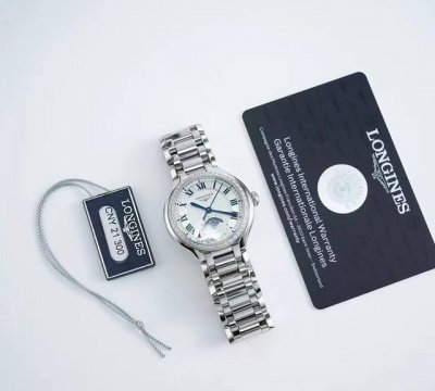 浪琴心月星辰腕表 璀璨星辰，腕间永恒 让每个抬手都是高光时刻 明星同款 晶莹美钻环绕表盘，如星辰坠入眼眸 白色搭配银色表盘层次分明，如同月光光晕，温和宁静，低调