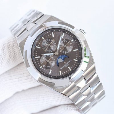 白 金 江诗丹顿 Vc 纵横四海系列 披星戴月 砥砺前行 升级版到货 Overseas纵横四海4300V系列万年历腕表 腕表采用直径41.5毫米的表壳，搭载自动