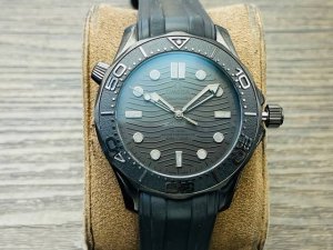 Om Factory墙裂推荐 墨黑海马 桀骜登场 欧米茄海马系列 M腕表 1表圈 波纹图案表盘均采用黑色氧化锆1Zr021陶瓷制成 2镂空指针及12点位的圆点