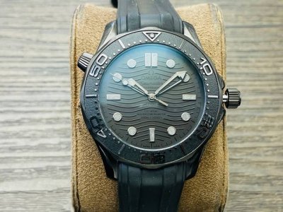 Om Factory墙裂推荐 墨黑海马 桀骜登场 欧米茄海马系列 M腕表 1表圈 波纹图案表盘均采用黑色氧化锆1Zr021陶瓷制成 2镂空指针及12点位的圆点