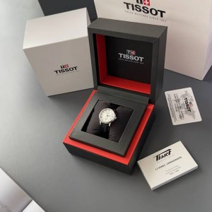 钢带+20 原单非市场便宜货 天梭T122最新款石英超薄情侣对表，从腕间一隅到城市一角，将魅力四射的都市活力倾注于卡森臻我系列腕表中，以经典时尚的表款设计匹配当