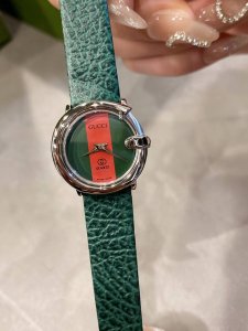 白 金 麦家mj 火爆款 原单品质 Gucci 古奇 来袭此品牌是简约主义的典范，最大特色就是表盘设计，打破千篇一律，简单而富有变化和品味，突出个性是古驰手表给