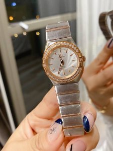 欧米茄Ω双鹰星座系列经典款女表 玫瑰金色贝母表盘 尺寸27MM 原装蝴蝶双按扣