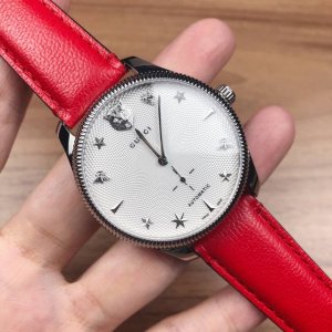 3380古驰新款，自动机械中性表，表径40Mm，精钢、滚花表圈，玑缕饰纹表面，蓝宝石水晶玻璃，红色小牛皮可更换式，防水 米