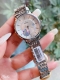 白 金 钢带+20 钻圈+20 欧米茄-Omega 女士腕表 进口石英机芯 316L精钢表壳 直径34Mm厚8Mm该款腕表备受女性喜爱，四季衣服搭配，尽显优雅在
