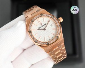 白320-金440 钻+20 爱彼 Ap-皇家橡树系列表盘饰以Lady Tapisserie格纹装饰，呈现出更强的视觉冲击效果，腕表33Mm，迎合了现代对于大表