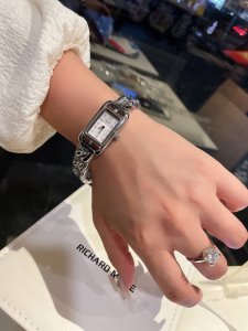 金白同价 爱马仕 女款nantucket系列 承载石英机芯 镜面17X23Mm 表带“自由散落状锚链”光圈表壳 数字字面 搭配简式按扣方便佩戴 腕表显得简洁大方