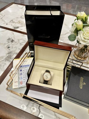 批 同款包装 积家超薄大师日历款强势回货，一块精致的手表可以增加人的时尚魅力与气质，彰显品质的生活，我们出品采用316L精钢材质，进口机械机芯，蓝宝石玻璃镜面，