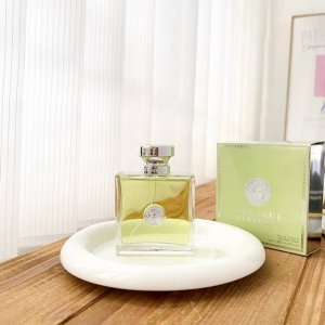 专柜版供代购！范思哲心动地中海香水 毫升！ 前调：地中海清晨的鲜活气息 香柠檬、柑橘、橘子、无花果、梨 开场瞬间，香柠檬与柑橘的清新果香如同一阵海风扑面而来，带