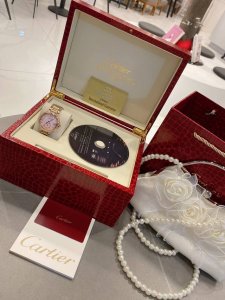 冰粉新色批白 .金 钻+30卡地亚 完美的治愈色 很气质的颜色，荔枝纹皮饱和度恰到好处，细腻的羊皮戴上手超级柔软舒适自然的奶油感，简直不要太小清新，关键是超显高