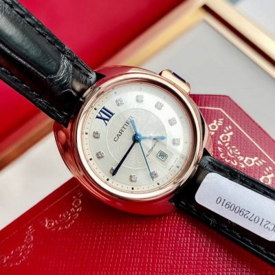 全套包装 卡地亚 钥匙系列 腕表保留了卡地亚的经典设计：表壳以精钢K玫瑰金，实厚度6Um 永不褪色 表盘10颗1.3Vs级天然足反钻石时标和剑形蓝钢指针，形似钥