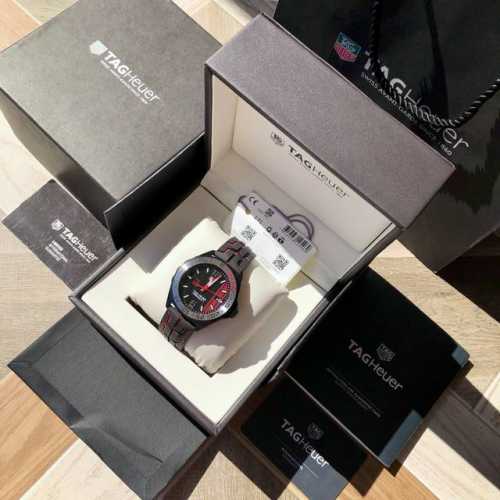 批1110。新款到，曼彻斯特联队完美车轮胎橡胶表带！Original Tagheuer,泰格豪雅F1系列塞纳石英计时表，专柜1万+。 ~43Mm表径，蓝宝石镜面