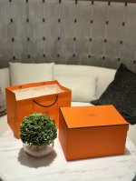 Hermes 爱马仕橙甜品盘 ，是充满活力的橙色，带有棕色和红色的底色。既不过于明亮刺眼，也不会过于暗淡无光，具有极高的辨识度，让人过目难忘，在文化和心理层面具