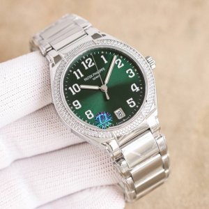 起，纹50，砖50。钢带带砖400 百达翡丽 Twenty～4系列7300闪爆登场。赠原装便携皮盒 表壳：一体式矩型表壳。 尺寸36Mm与正品一致。 表圈及表耳