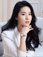 天梭 新款卡森臻我简约表盘刻度石英钢带女表T122系列，今年目前的广告款，这个系列的特点是非常实用哒 就是这款表壳采用了圆弧收线的设计，既能显得纤薄，又增加了佩