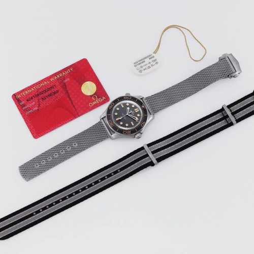 Er全新力作匠心传承omega欧米茄007-Seamaster Diver 300M 独家定制版本 市场唯一对版版本 后盖玻璃渐变设计 精磨网带 头粒与原版一致