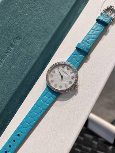 升级版无法抗拒的Tiffany蒂芙尼 永恒无始无终，唯有此时此刻 这款腕表的表盘设计灵感源自20世纪六七十年代的一系列蒂芙尼复古广告，每个时标分别镶嵌一颗采用不